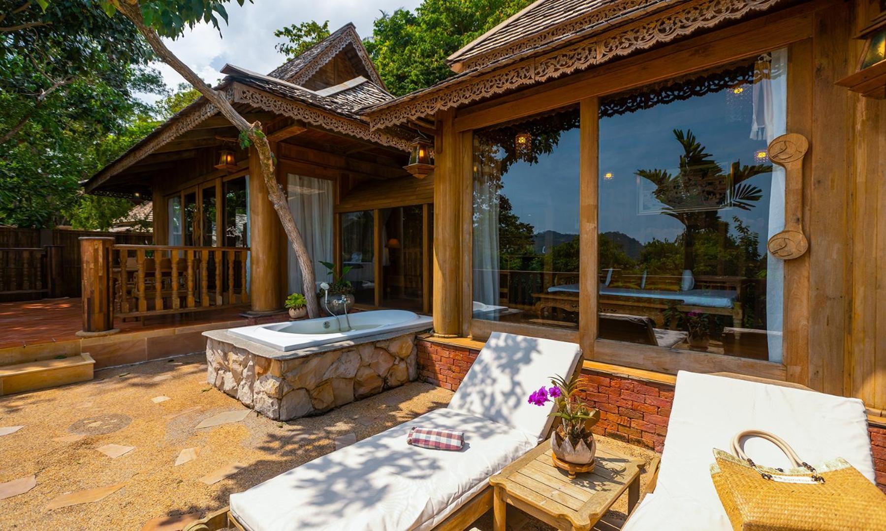 Santhiya Koh Phangan Resort And Spa Exterior photo A villa at the resort
